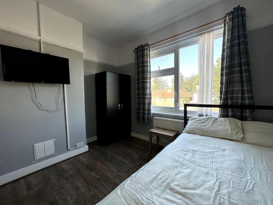 Spacious Holiday Home Near Tube Station - By Starlet Stays Londres Exterior foto