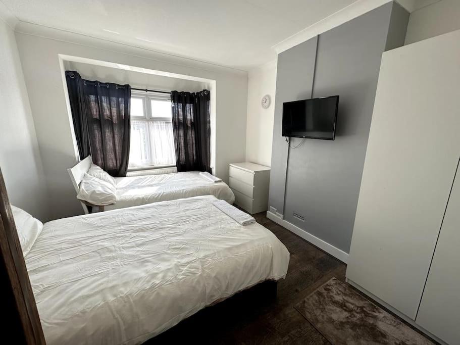 Spacious Holiday Home Near Tube Station - By Starlet Stays Londres Exterior foto